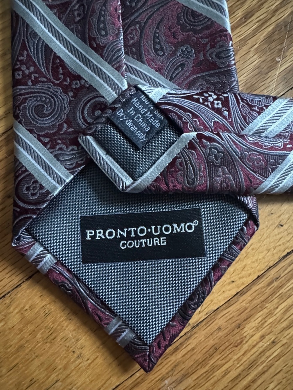 Sleek Pronto Uomo Burgundy Paisley Tie with Silver Stripes - Picture 2 of 6